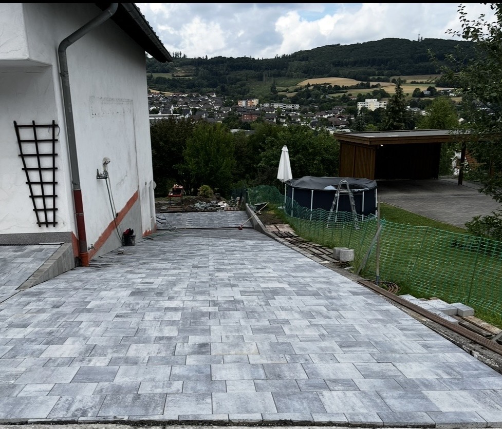 Gepflasterte Einfahrt und Terrasse – Halilaj Garten- und Landschaftsbau Plettenberg