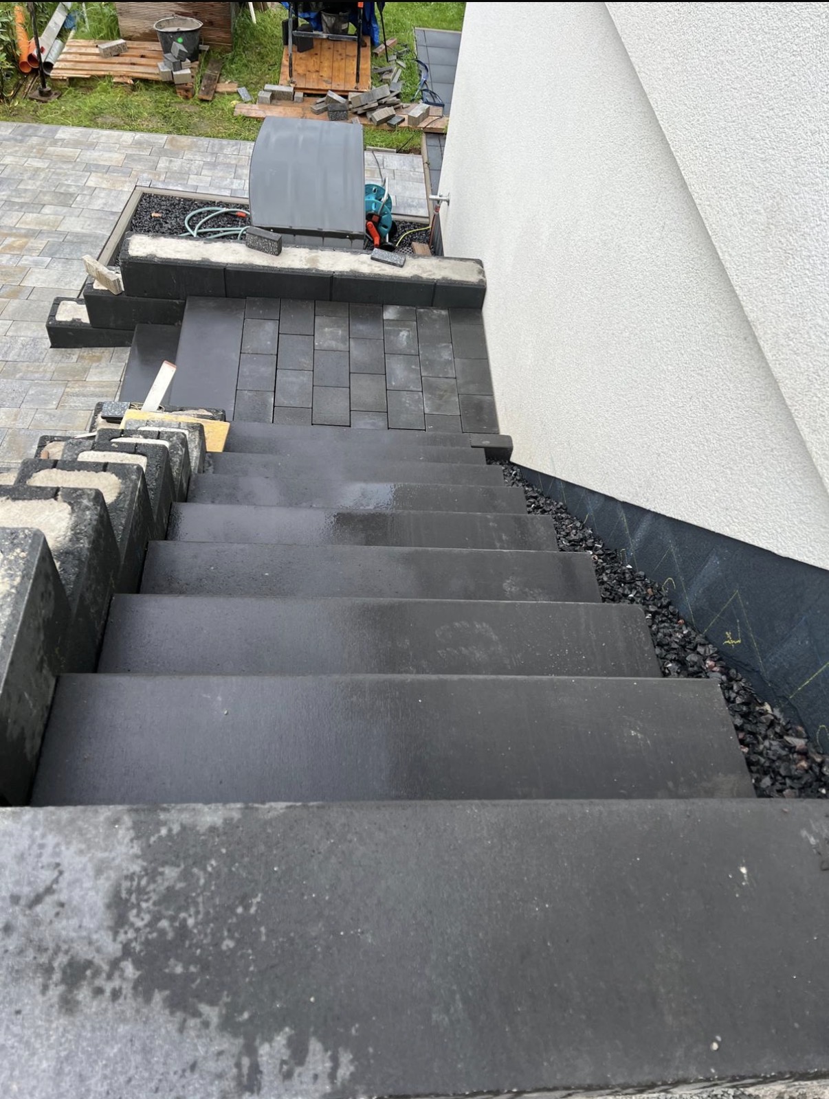 Anthrazitfarbene Außentreppe – Treppenverlegung durch Halilaj Garten- und Landschaftsbau