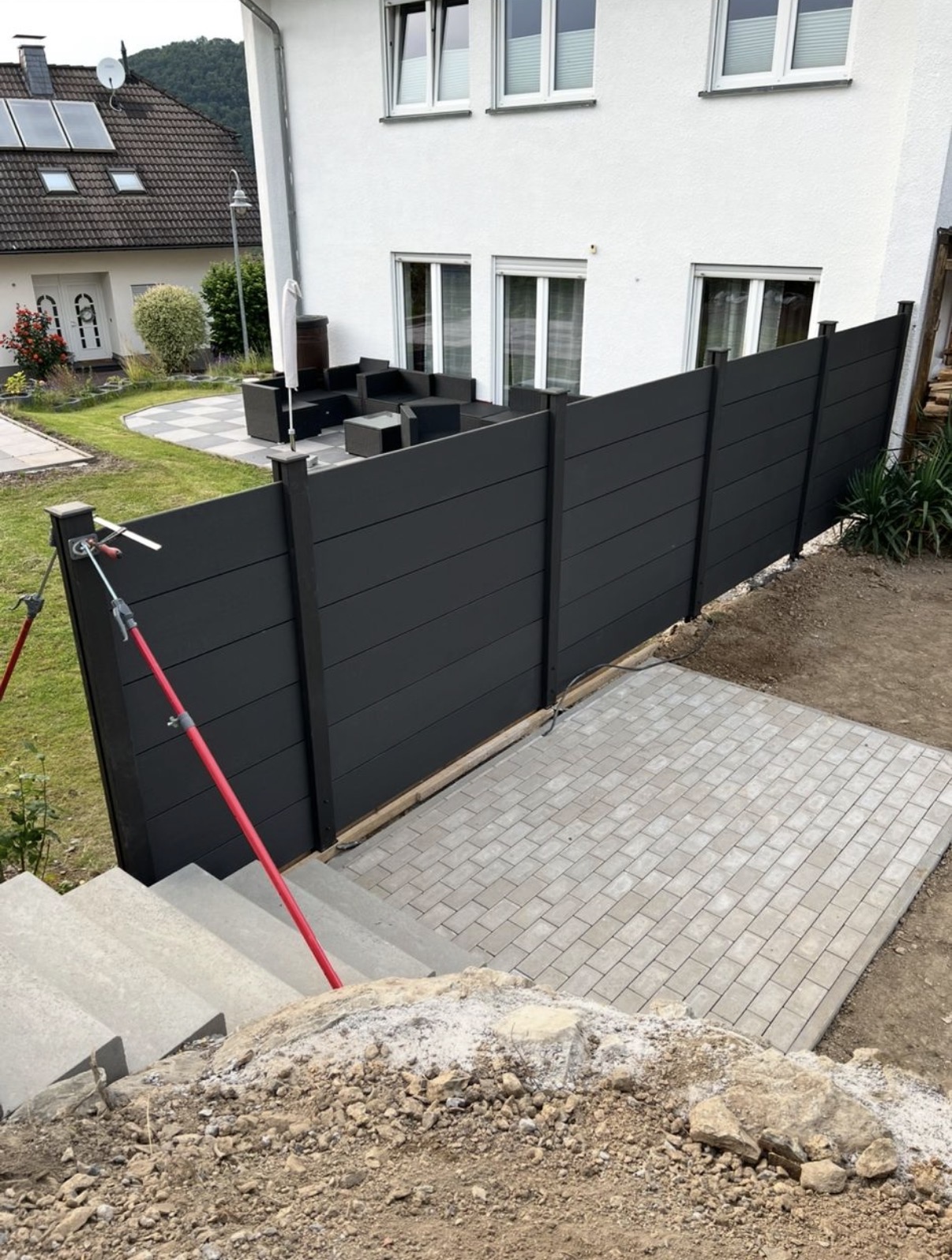 Anthrazitfarbener Sichtschutzzaun – Zaunbau durch Halilaj im Sauerland